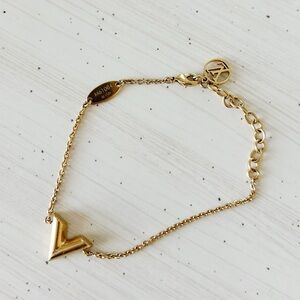 ❤️Louis Vuitton V Logo Gold Bracelet❤️